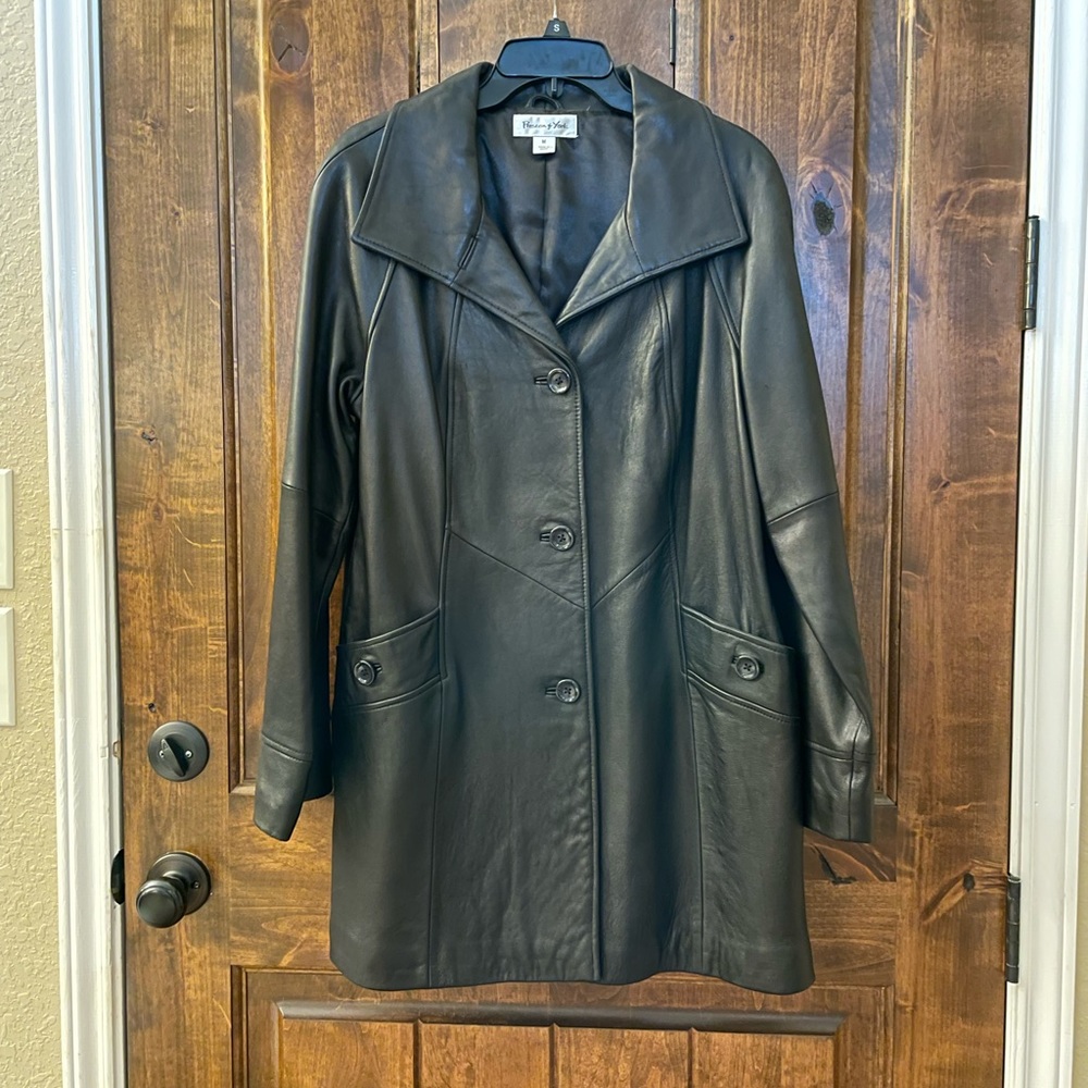 Preston and York leather coat. Genuine lamb skin. Size medium. Never been worn!